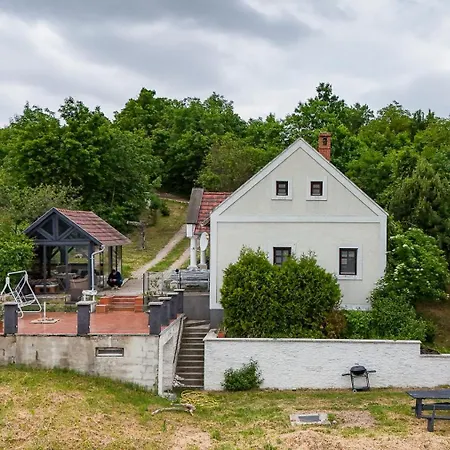 Nyaraló Borospince Pécsely